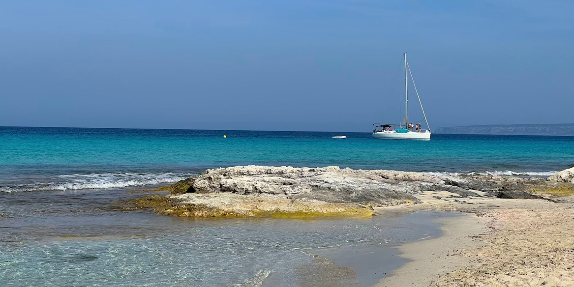Cover Image for Descubre la belleza natural de Formentera: guía completa de playas y lugares para visitar